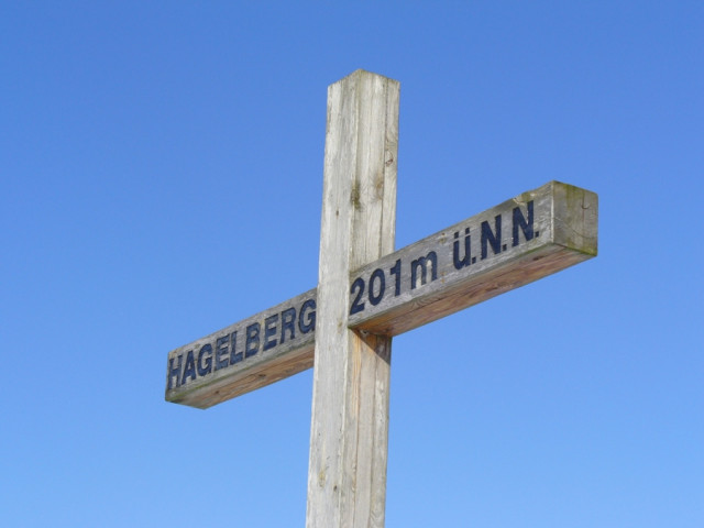 Das Gipfelkreuz auf dem Hagelberg ist das höchste seiner Art in Brandenburg. Besucher können sich in das Gipfelbuch eintragen. • © Heiko Bansen
